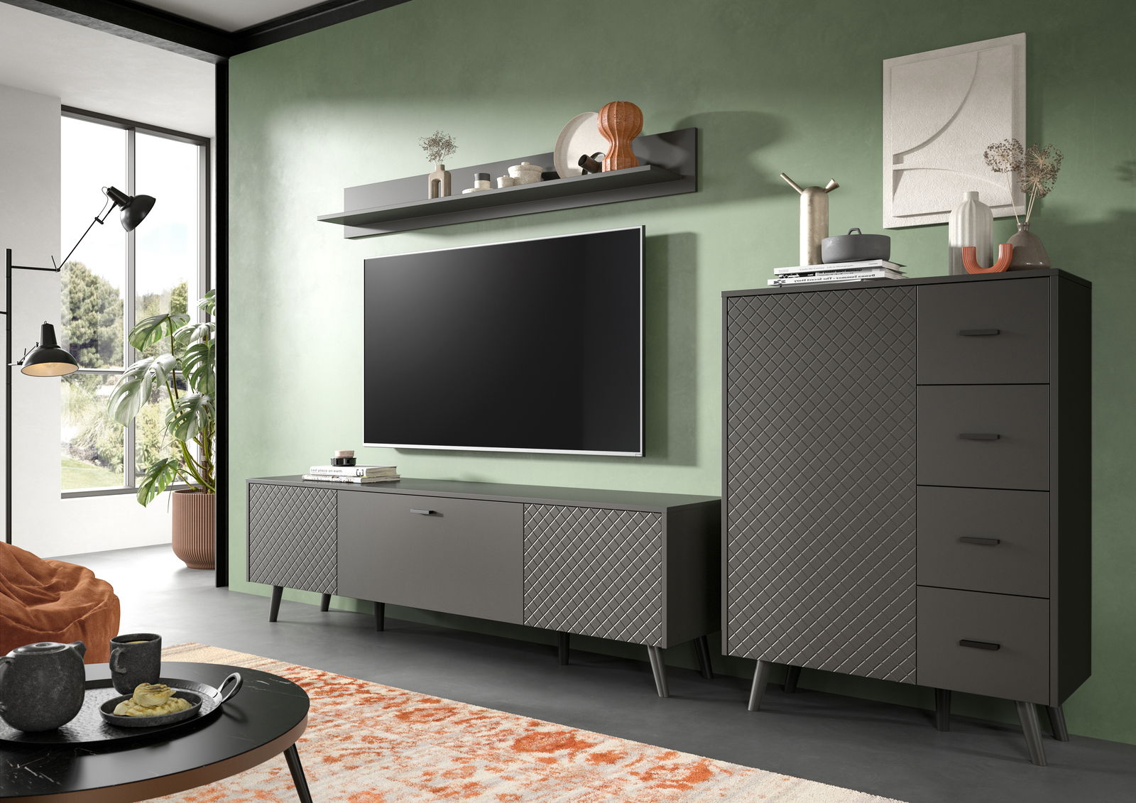 MID.YOU Wohnkombination LINEA Moderne Wohnkombination in dunklem Grau mit geometrischem Muster, bestehend aus einem TV-Schrank, einem hohen Schrank und einem Wandregal, in einem stilvoll eingerichteten Wohnzimmer mit grüner Wand. Perspektive: Frontalansicht.