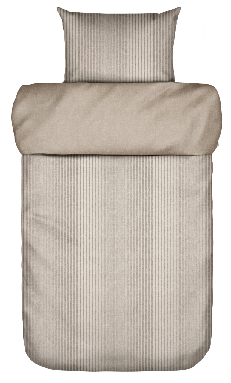 Bettwäsche-Set in Beige, bestehend aus einem Kissenbezug und einem Bettdeckenbezug, aus der Vogelperspektive fotografiert.