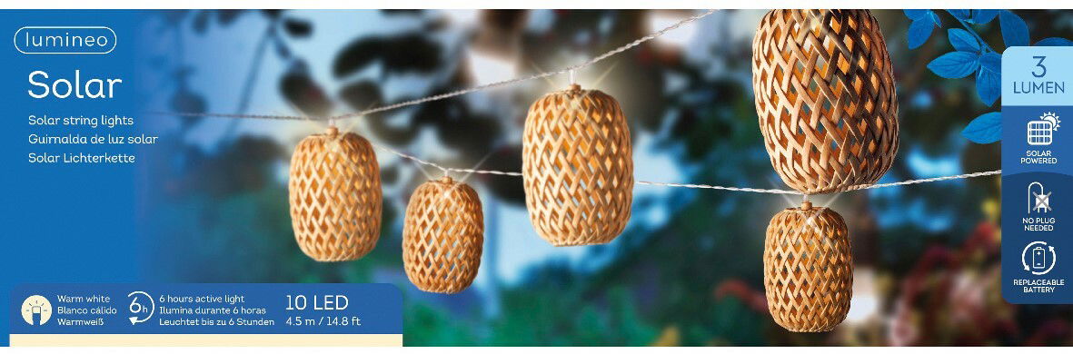 Solarbetriebene Lichterkette mit 10 warmweißen LED-Lampen in geflochtenen Lampions, aufgehängt in einem Garten bei Dämmerung, seitliche Perspektive.