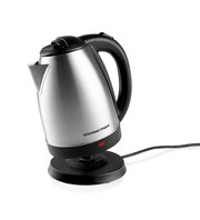 Silberner Wasserkocher mit schwarzem Griff und Basis, seitliche Perspektive