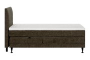 Zijaanzicht van een bruin gestoffeerd eenpersoons boxspringbed met hoog hoofdbord, wit doorgestikt matras en zwarte poten.