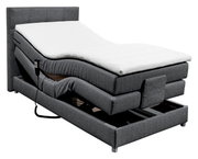 Graues Boxspringbett mit verstellbarem Kopf- und Fußteil, seitlicher Fernbedienung und moderner Optik, seitliche Perspektive