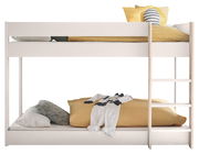 Weißes Etagenbett mit Leiter, gelben und grauen Kissen, seitliche Perspektive