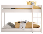 Weißes Etagenbett mit Leiter, gelben und grauen Kissen, seitliche Perspektive