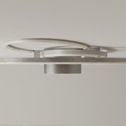 Moderne LED-Deckenleuchte aus gebürstetem Metall mit zwei überlappenden, ringförmigen Lichtbändern, Ansicht von unten (Untersicht)