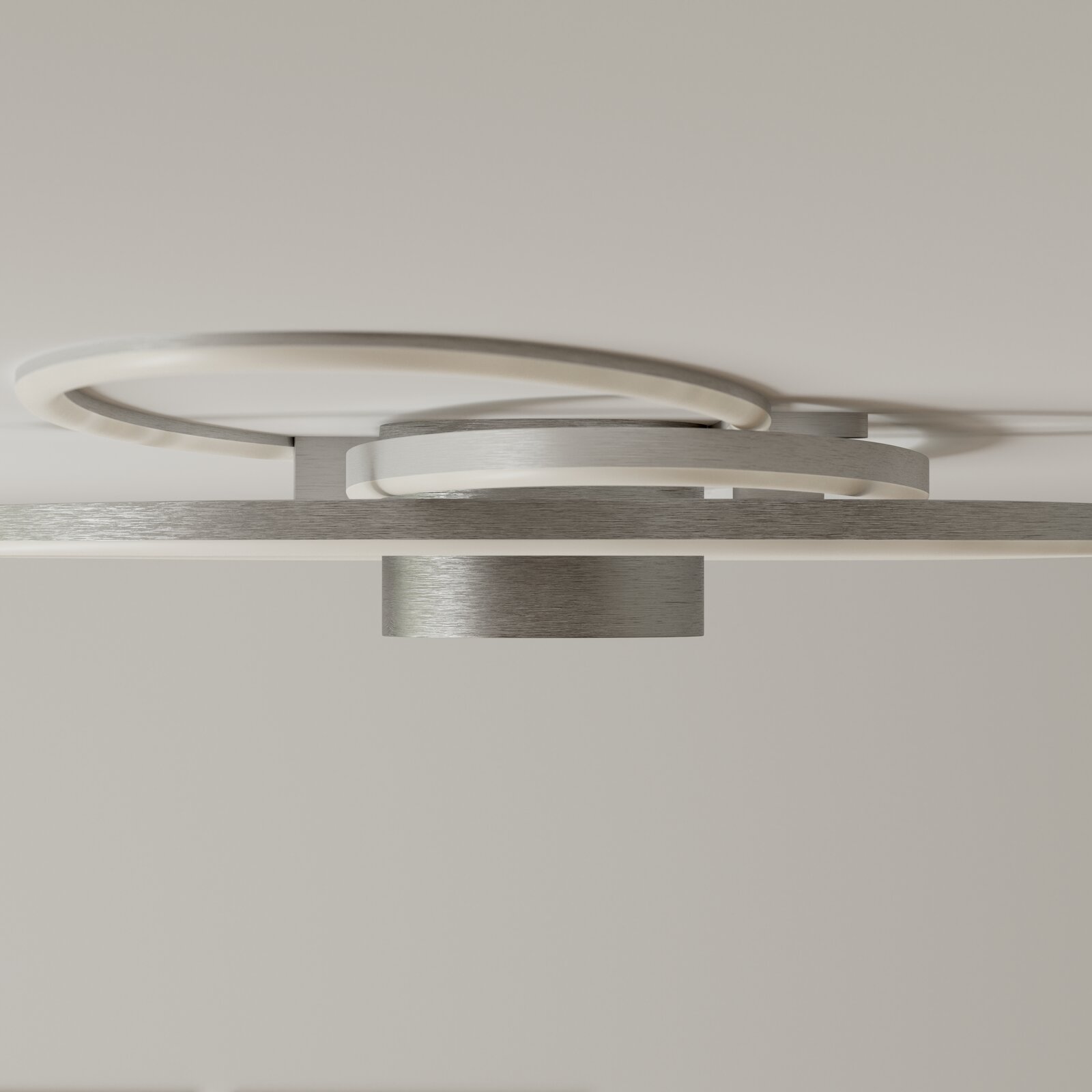 Moderne LED-Deckenleuchte aus gebürstetem Metall mit zwei überlappenden, ringförmigen Lichtbändern, Ansicht von unten (Untersicht)