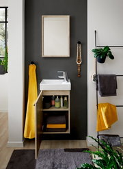Modernes Badezimmer-Waschtischset mit weißem Keramikbecken, Holz-Unterschrank mit geöffneter Tür und Spiegel über dem Waschbecken, frontal aus Augenhöhe fotografiert.