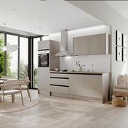 Moderne Küche mit Küchenblock Basis 273, helle Holzoptik, eingebauter Ofen, Dunstabzugshaube und großen Fenstern, seitliche Perspektive.