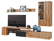 Wohnwand Voglauer V-ALPIN aus Holz, bestehend aus einem TV-Board, einem Hängeschrank mit Glastür und einem Wandregal. Perspektive: Frontalansicht.