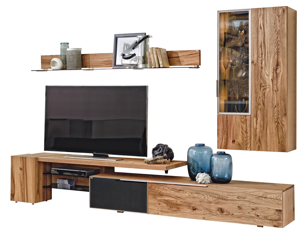 Wohnwand Voglauer V-ALPIN aus Holz, bestehend aus einem TV-Board, einem Hängeschrank mit Glastür und einem Wandregal. Perspektive: Frontalansicht.