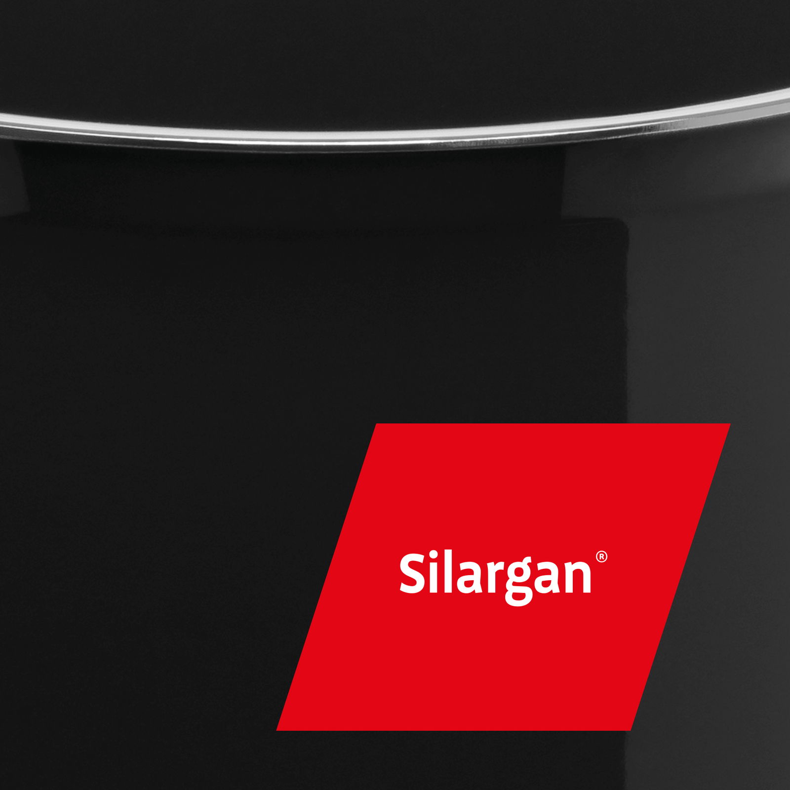 Nahaufnahme einer schwarzen Stielpfanne mit Silargan-Logo, seitliche Perspektive