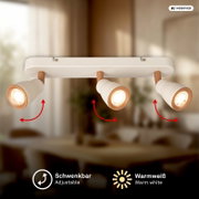 Dreiflammige Decken-Spotleuchte in Weiß mit kupferfarbenen Akzenten und schwenkbaren Strahlern, warmweiß leuchtend, Ansicht von unten in leichter Untersicht.