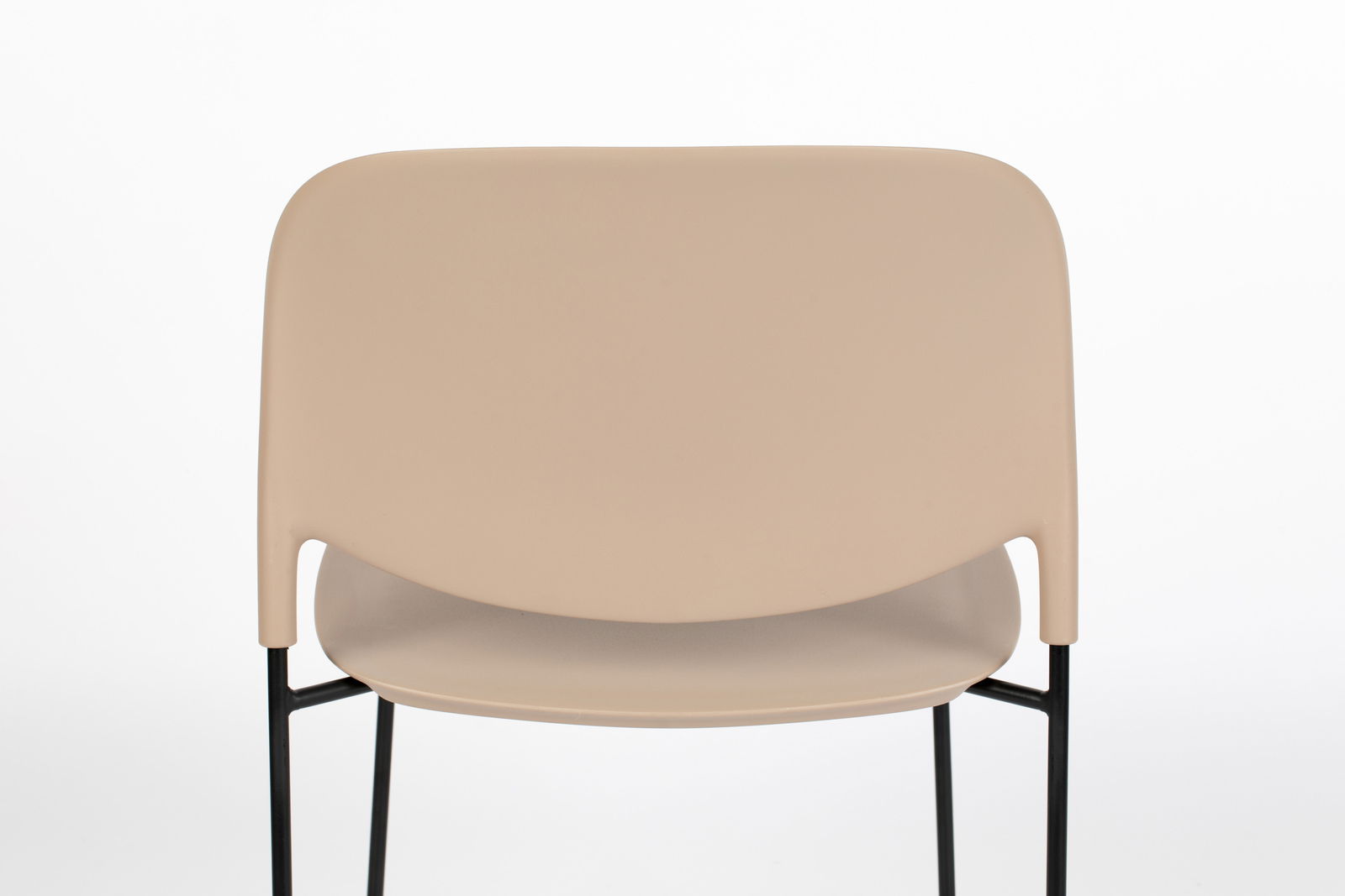 Rückansicht eines beigen Stuhls mit schwarzem Metallgestell