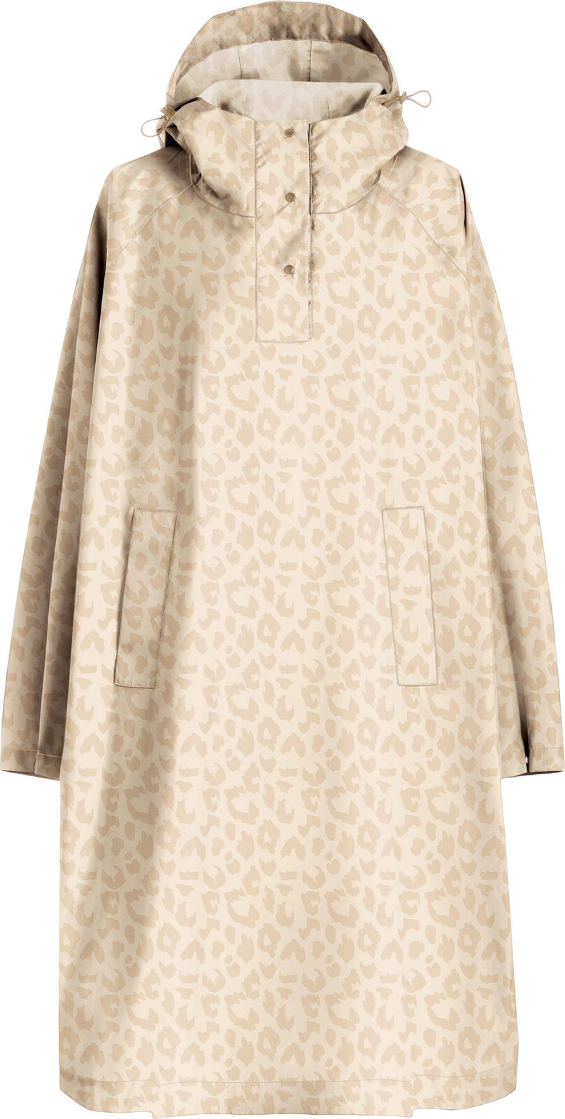 Beiger Regenponcho mit Kapuze und dezentem Leopardenmuster, Druckknopfleiste am Kragen und zwei aufgesetzten Taschen, Frontansicht.