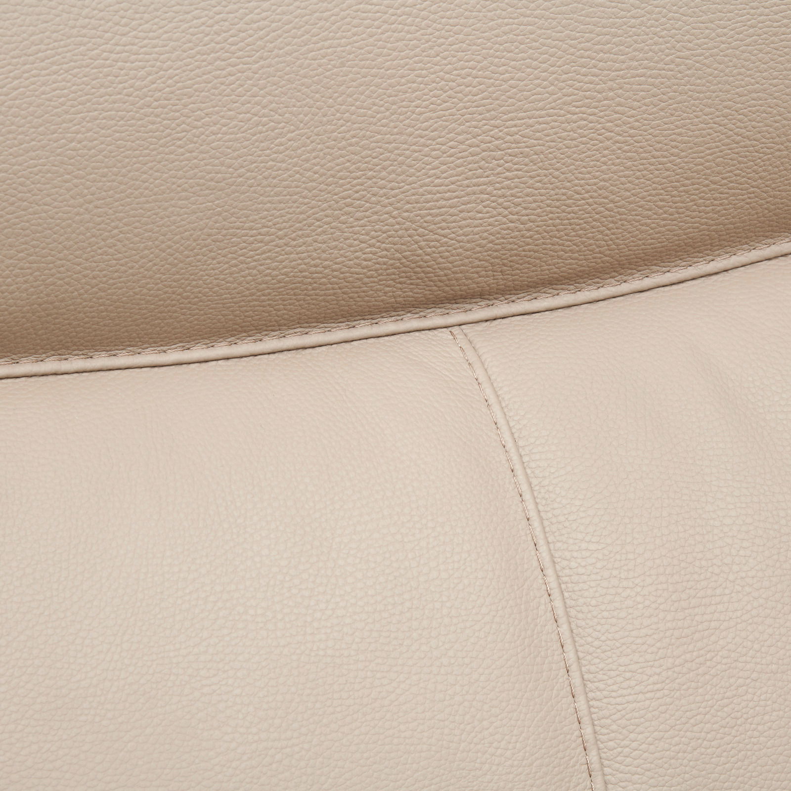 Nahaufnahme einer beigen Lederpolsterung mit sichtbaren Nähten, perspektivisch von oben.