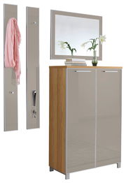 Garderoben-Set bestehend aus einem hohen Schrank mit zwei Türen, zwei Wandpaneelen mit Haken und einem großen Spiegel. Perspektive von vorne.