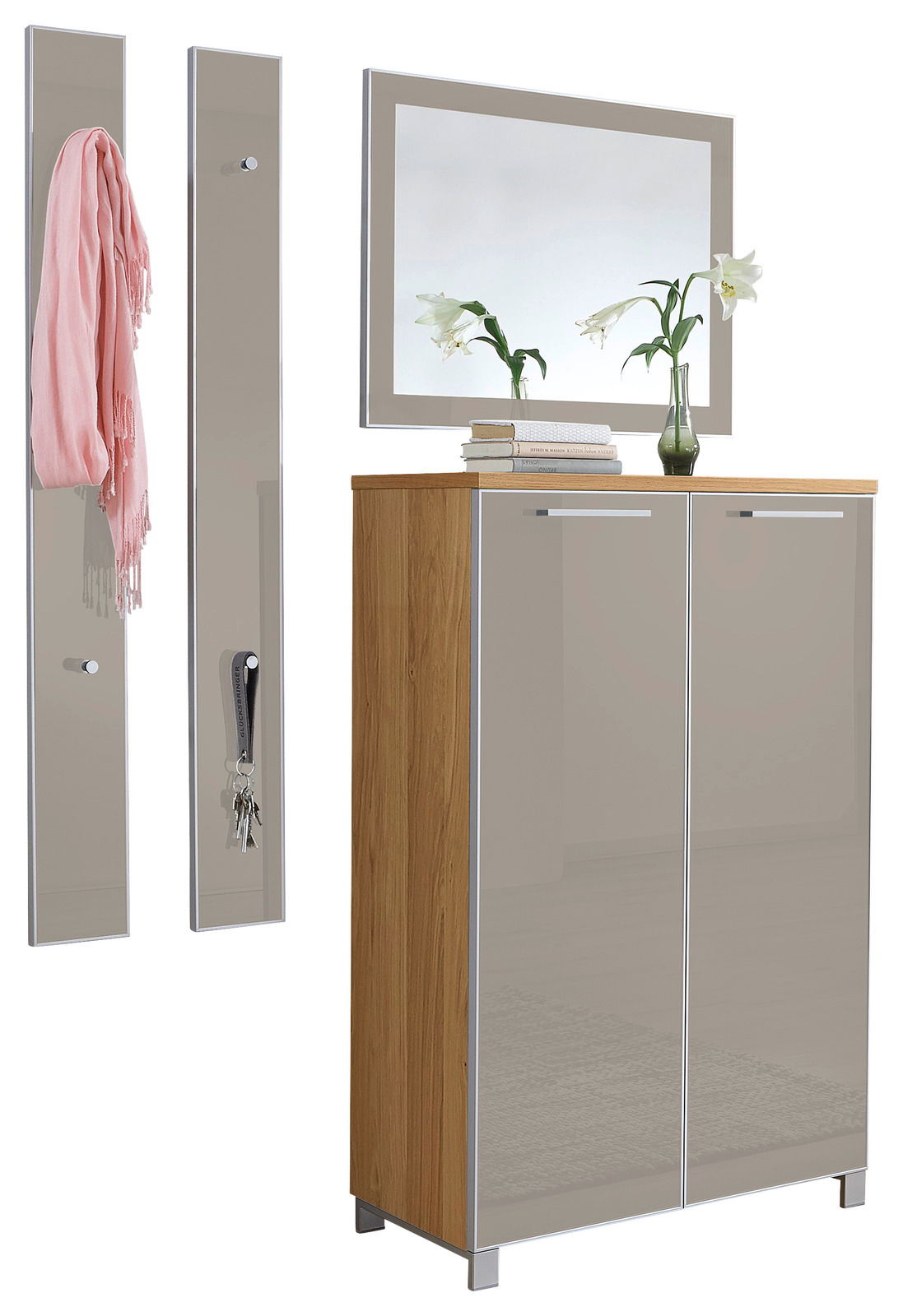 Garderoben-Set bestehend aus einem hohen Schrank mit zwei Türen, zwei Wandpaneelen mit Haken und einem großen Spiegel. Perspektive von vorne.