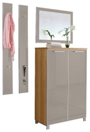 Garderoben-Set bestehend aus einem hohen Schrank mit zwei Türen, zwei Wandpaneelen mit Haken und einem großen Spiegel. Perspektive von vorne.