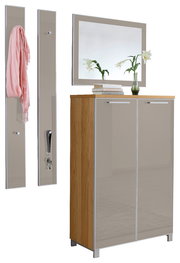 Garderoben-Set bestehend aus einem hohen Schrank mit zwei Türen, zwei Wandpaneelen mit Haken und einem großen Spiegel. Perspektive von vorne.