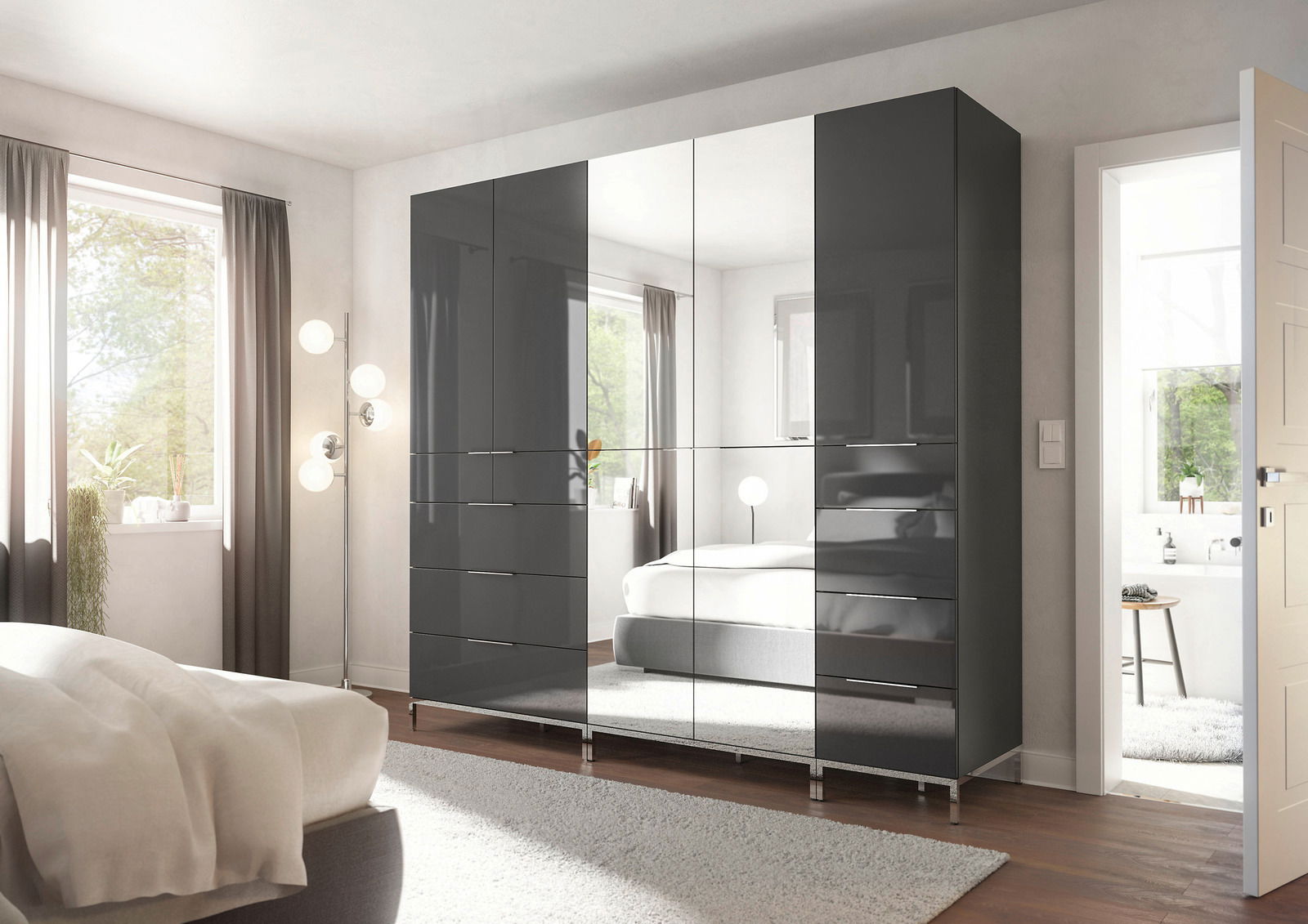 Moderner Spiegel-Stauraumschrank in einem hellen Schlafzimmer, frontal betrachtet, mit glänzender Oberfläche und mehreren Schubladen.
