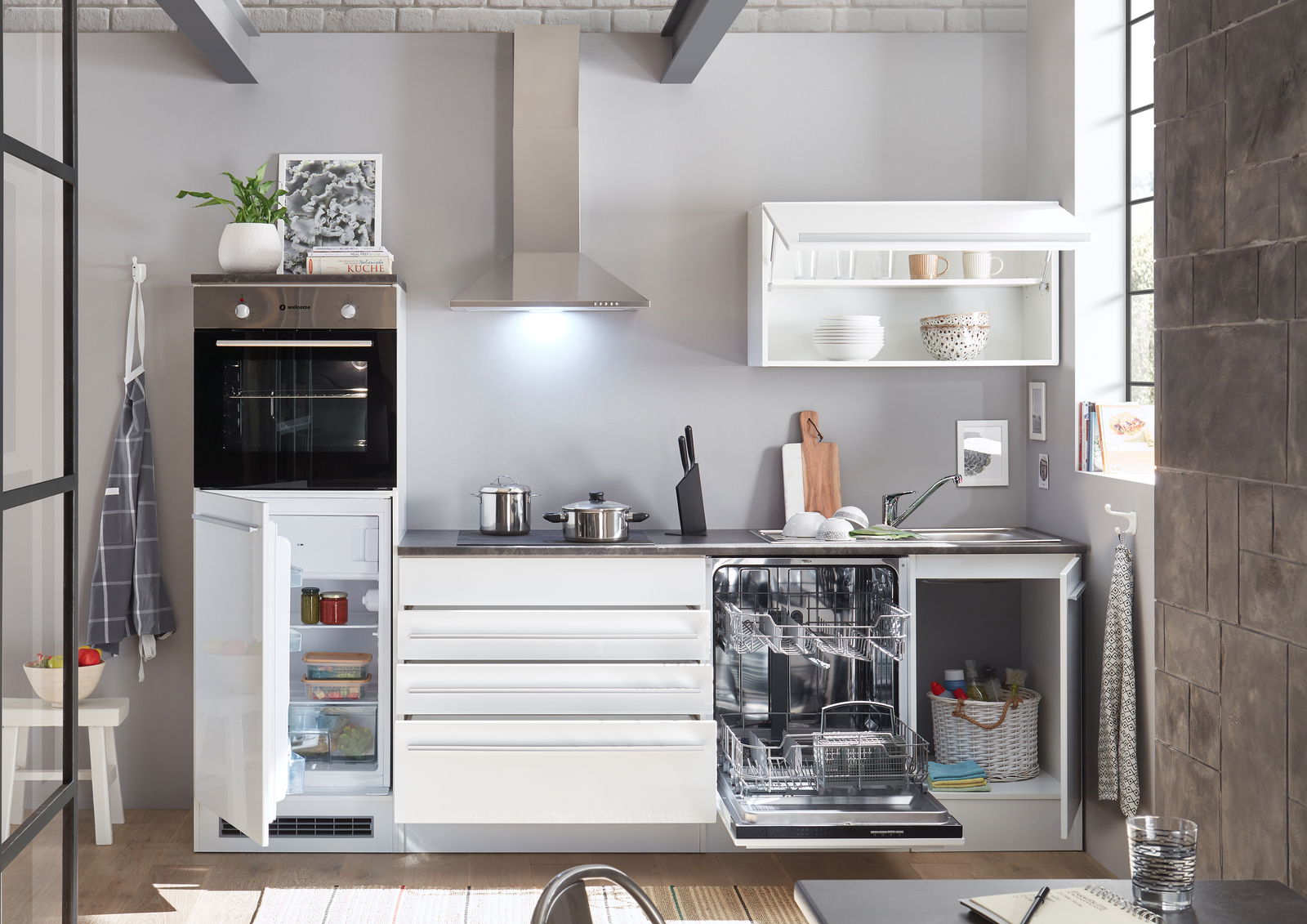 Moderne Küchenzeile mit offenem Geschirrspüler und Kühlschrank, Frontansicht