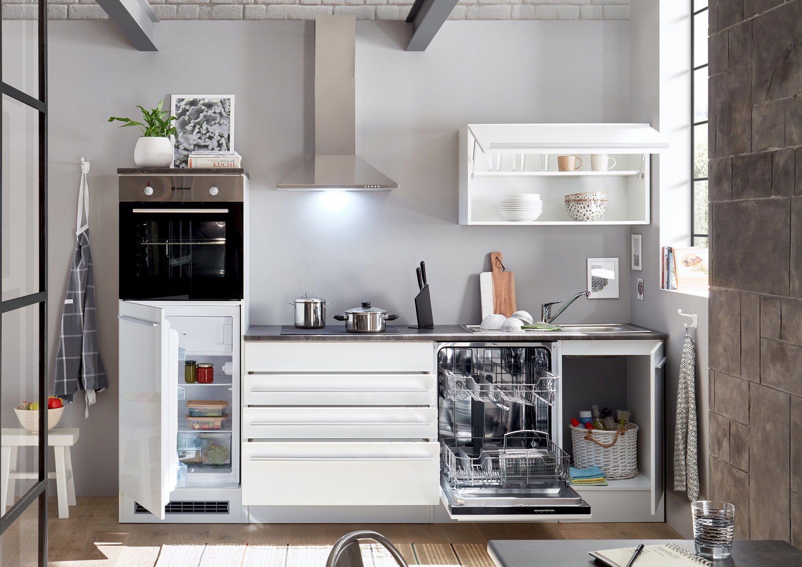 Moderne Küchenzeile mit offenem Geschirrspüler und Kühlschrank, Frontansicht