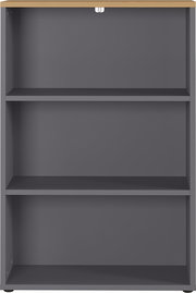 Frontale Ansicht eines grauen Aktenregals mit drei Regalböden und einer Holzoberfläche.