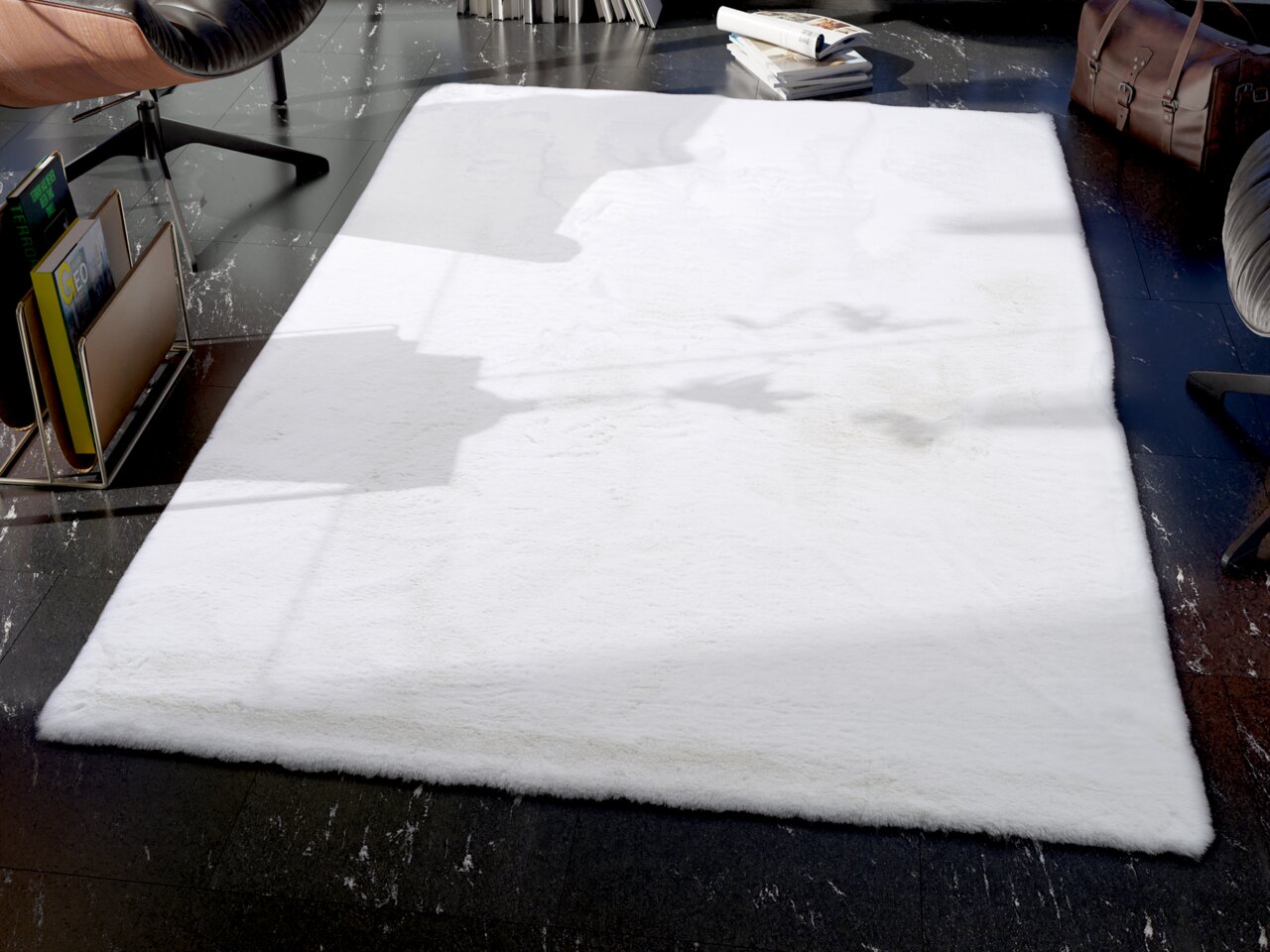 OCI Fellteppich ROCKY SOFT Weißer Fellteppich in einem modernen Raum, von oben betrachtet, mit Möbeln und Zeitschriften im Hintergrund.