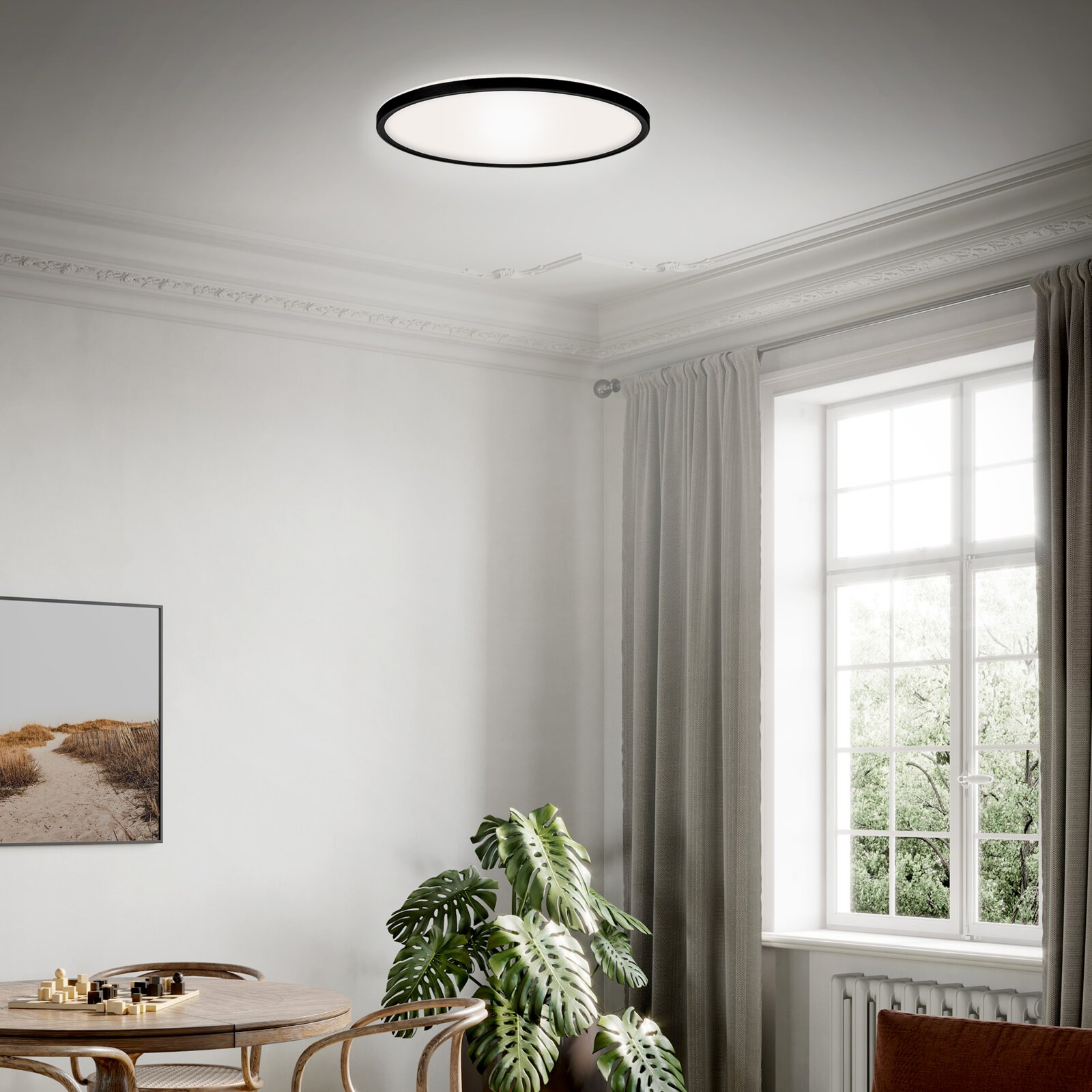 Moderne LED-Deckenleuchte in einem stilvollen Wohnzimmer, von unten betrachtet.