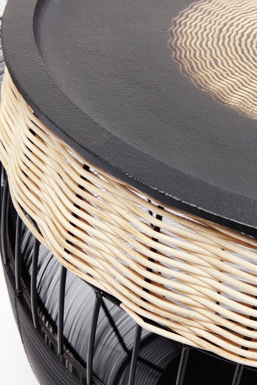 Nahaufnahme eines Beistelltischs mit schwarzer Tischplatte und geflochtenem Rattangestell, seitliche Perspektive.