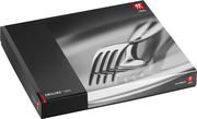Verpackung des 30-teiligen Bestecksets Aberdeen von ZWILLING, schräg von oben fotografiert, mit Nahaufnahme eines glänzenden Gabelkopfes auf der Vorderseite.