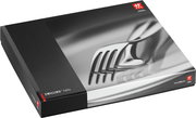 Verpackung des 30-teiligen Bestecksets Aberdeen von ZWILLING, schräg von oben fotografiert, mit Nahaufnahme eines glänzenden Gabelkopfes auf der Vorderseite.