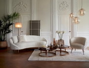 Elegante hanglamp met drie bolvormige glazen elementen in een stijlvolle woonkamer, gezien vanaf de zijkant.