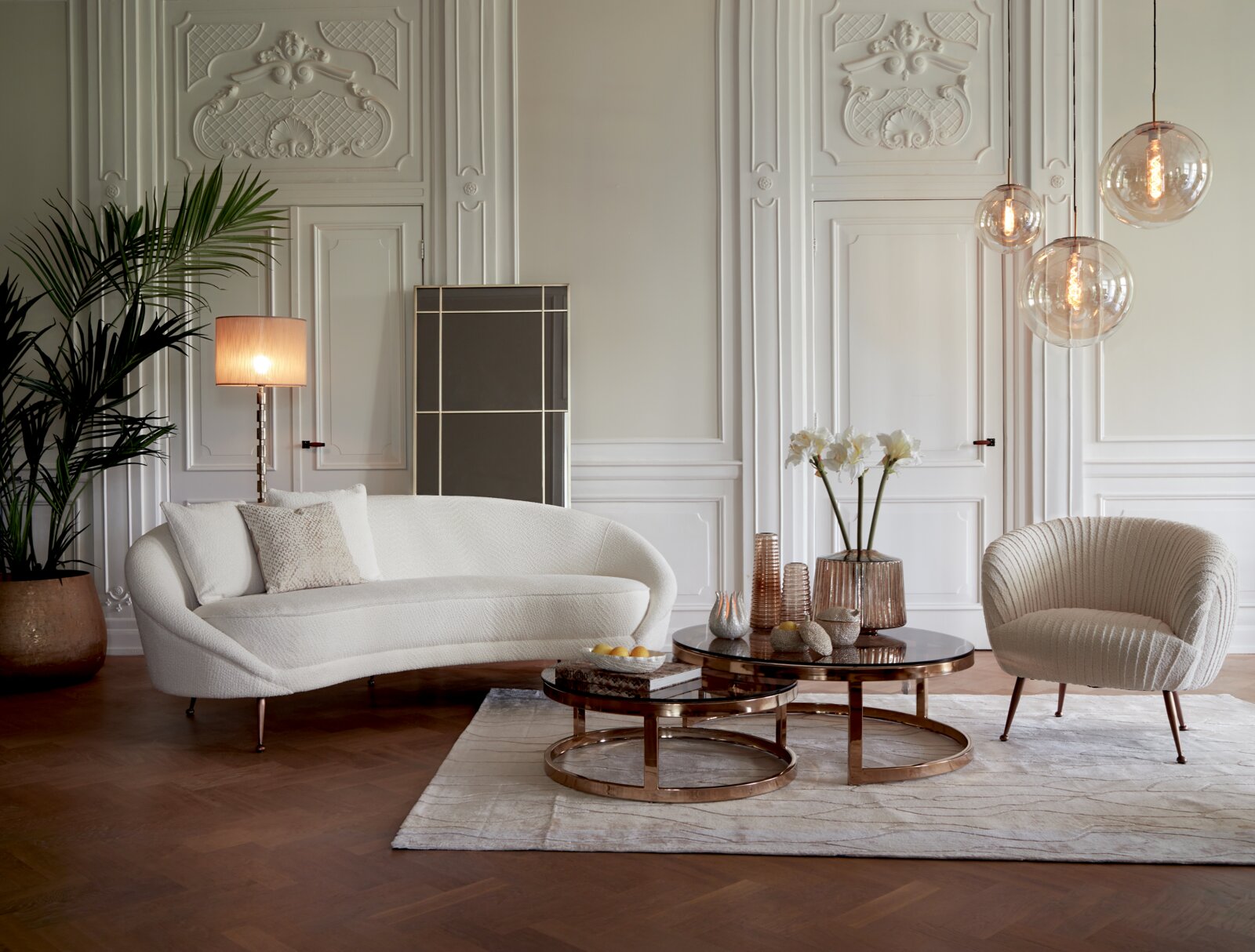Light&Living Hanglamp MEDINA Elegante hanglamp met drie bolvormige glazen elementen in een stijlvolle woonkamer, gezien vanaf de zijkant.