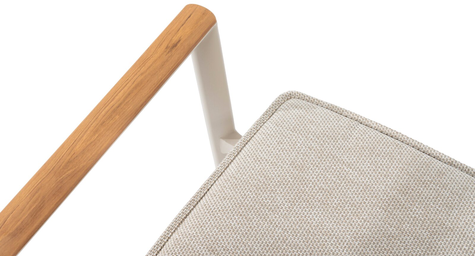 Close-up van een stapelstoel met houten armleuningen en een beige bekleding, gezien van bovenaf.