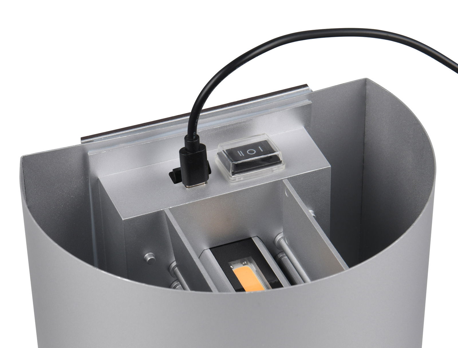 Nahaufnahme der oberen Perspektive einer silbernen Akku-Wandleuchte TALENT mit sichtbarem Ein-/Ausschalter und Ladeanschluss.