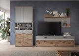 Modernes Wohnzimmer mit Wandboard, TV-Schrank und Vitrine in Holzoptik, seitliche Perspektive