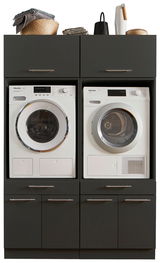 Frontansicht einer modernen Hauswirtschaftsraum-Kombination mit Waschmaschine und Trockner, umgeben von stilvollen Schränken und dekorativen Elementen.