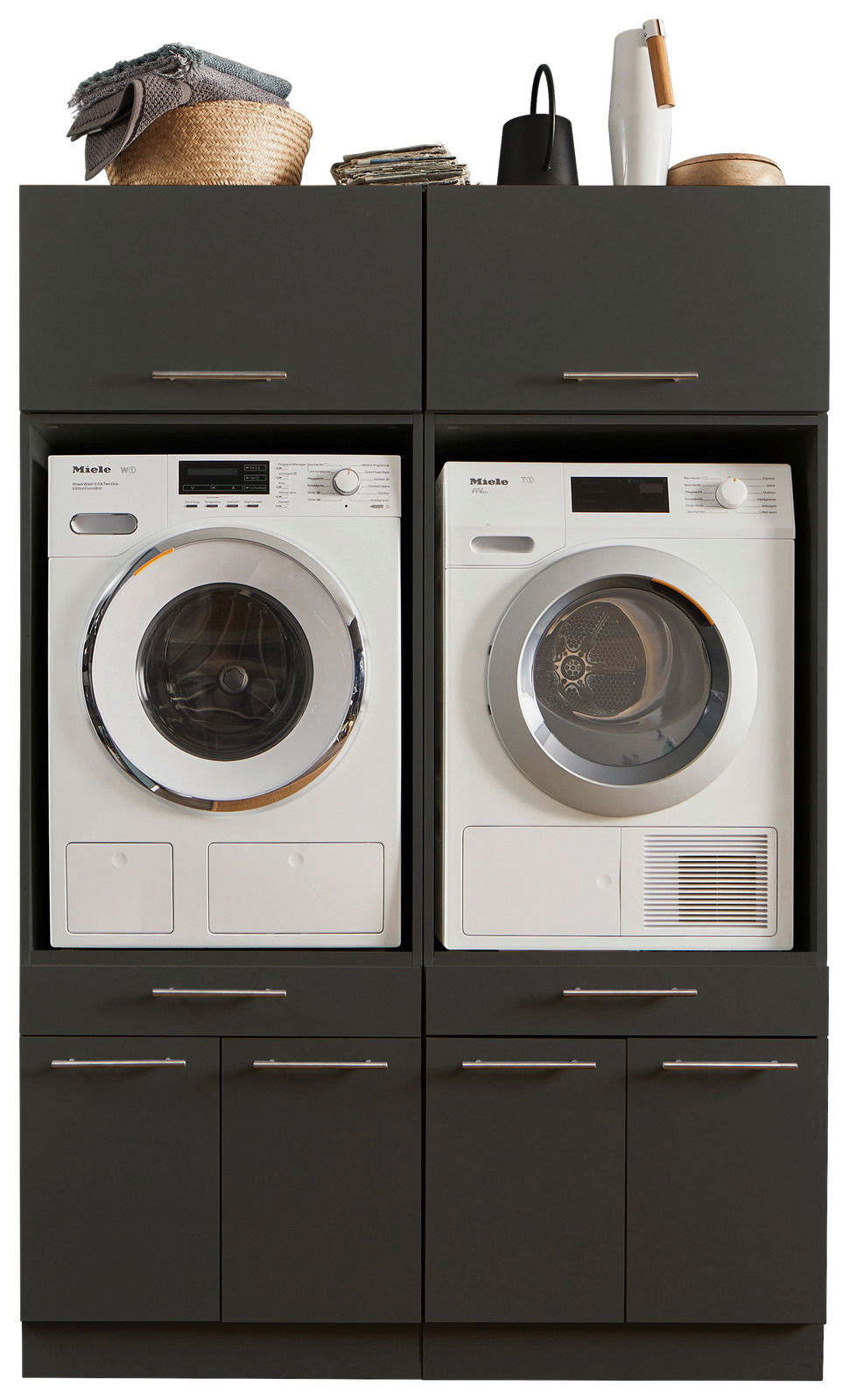 Frontansicht einer modernen Hauswirtschaftsraum-Kombination mit Waschmaschine und Trockner, umgeben von stilvollen Schränken und dekorativen Elementen.