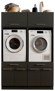 Frontansicht einer modernen Hauswirtschaftsraum-Kombination mit Waschmaschine und Trockner, umgeben von stilvollen Schränken und dekorativen Elementen.