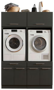 Frontansicht einer modernen Hauswirtschaftsraum-Kombination mit Waschmaschine und Trockner, umgeben von stilvollen Schränken und dekorativen Elementen.
