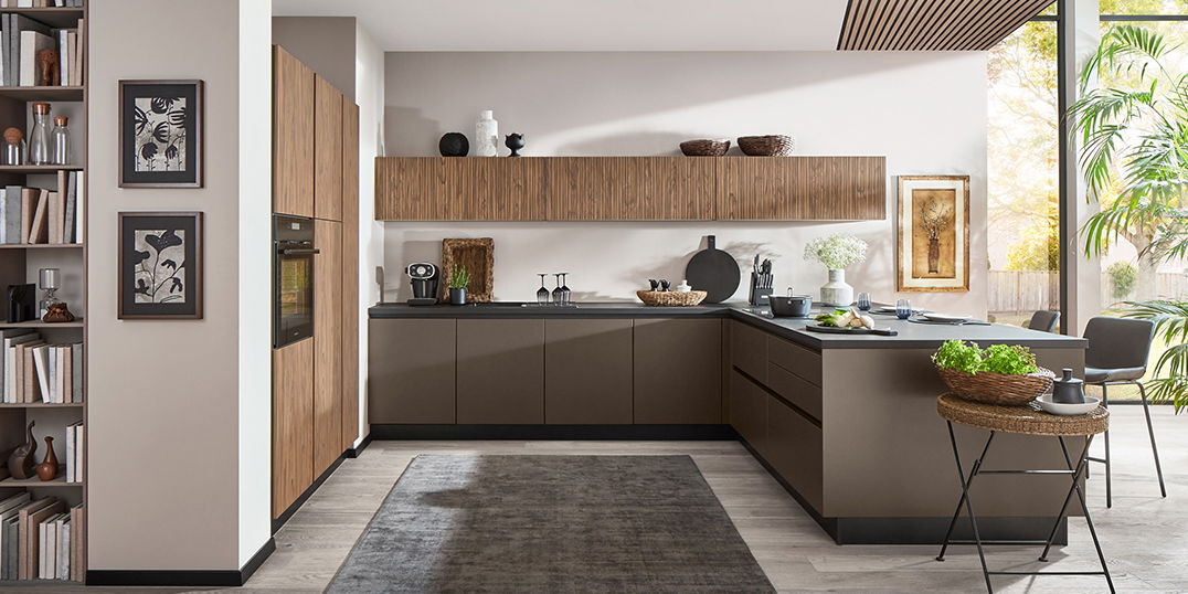 Moderne Küche mit Holz und braunen Schränken in U-Form 