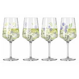 Vier elegante Weingläser mit floralen Mustern, gefüllt mit einem Getränk und Eiswürfeln, aus der Frontalperspektive.