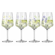 Vier elegante wijnglazen met bloemmotieven, gevuld met een drankje en ijsblokjes, gezien vanuit een vooraanzicht.