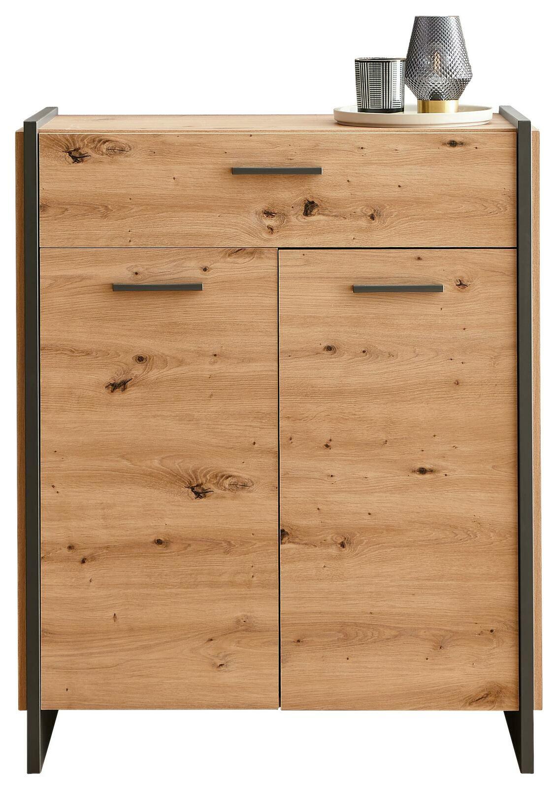 Frontansicht eines modernen Schuhschranks aus Holz mit zwei Türen und einer Schublade, dekoriert mit einer Lampe und einem Kerzenhalter auf der Oberseite.