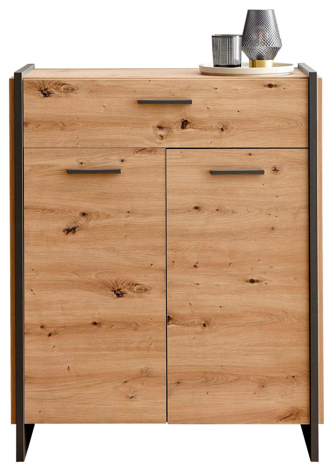 Frontansicht eines modernen Schuhschranks aus Holz mit zwei Türen und einer Schublade, dekoriert mit einer Lampe und einem Kerzenhalter auf der Oberseite.