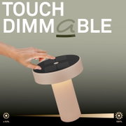 Touch-dimmbare LED-Lampe mit Holzfuß und rundem, beigem Lampenschirm; Hand berührt die schwarze Touch-Oberseite zum Dimmen, Ansicht schräg von oben