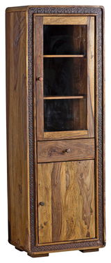 Holzvitrine mit Glastür und Schublade, frontal fotografiert