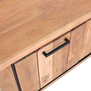 Nahaufnahme eines Lowboards aus Holz mit schwarzem Griff, von oben betrachtet.