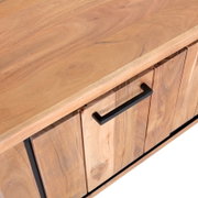 Close-up van een houten lowboard met een zwarte handgreep, gezien van bovenaf.